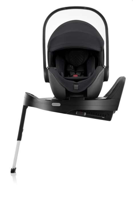 Fotelik Britax Römer Baby-Safe Pro Onyx Black zamocowany na bazie Vario Base 5Z – obrót o 90 stopni ułatwiający wkładanie dziecka.