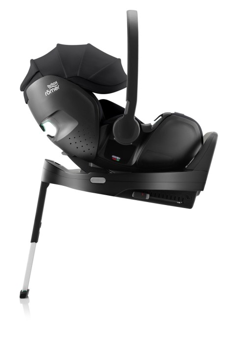 Britax Römer Baby-Safe Pro Onyx Black na bazie Vario Base 5Z – ustawienie w pozycji półleżącej dla komfortu niemowlęcia.