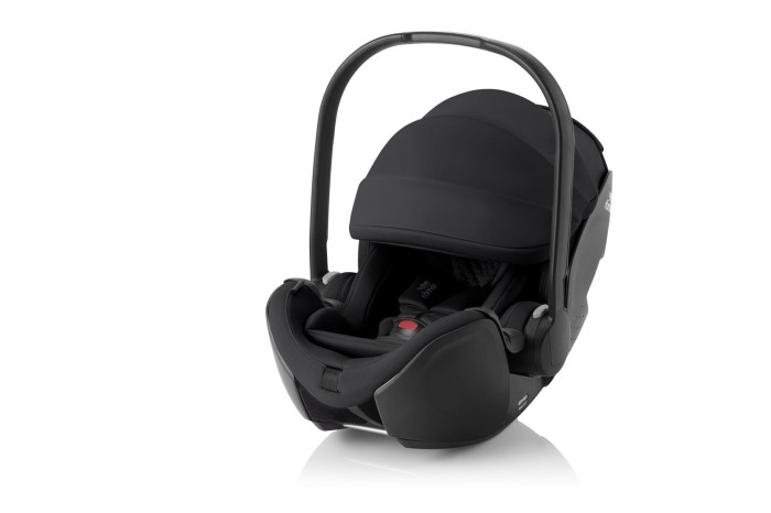 Britax Römer Baby-Safe Pro Onyx Black – widok z boku, budka przeciwsłoneczna opuszczona, czarna tapicerka z pikowanymi detalami.