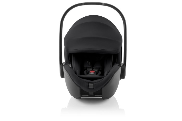 Britax Römer Baby-Safe Pro Onyx Black – widok z przodu, fotelik z 5-punktowymi pasami bezpieczeństwa i miękką wkładką dla noworodka.