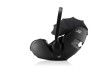 Fotelik samochodowy Britax Römer Baby-Safe Pro Onyx Black – widok z boku z rozłożoną budką przeciwsłoneczną, elegancka czarna tapicerka i ergonomiczny uchwyt do przenoszenia.