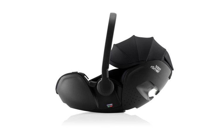 Britax Römer Baby-Safe Pro Onyx Black – funkcja Ergo Recline zapewniająca płaską pozycję do spania, fotelik ustawiony na bazie ISOFIX.