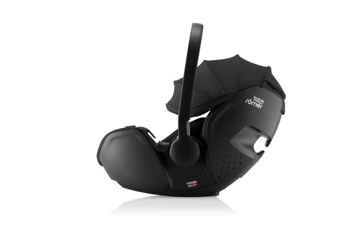 Fotelik samochodowy Britax Römer Baby-Safe Pro Onyx Black – widok z boku z rozłożoną budką przeciwsłoneczną, elegancka czarna tapicerka i ergonomiczny uchwyt do przenoszenia.