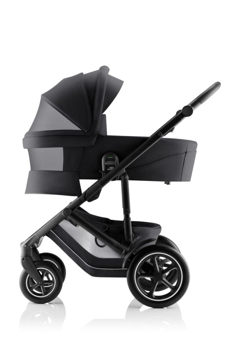 Gondola Britax Römer SMILE 5Z Carbon Black z otwartym okienkiem wentylacyjnym w budce.
