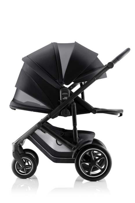 Spacerówka Britax Römer SMILE 5Z Carbon Black z rozłożonym siedziskiem do pozycji leżącej i powiększoną budką.