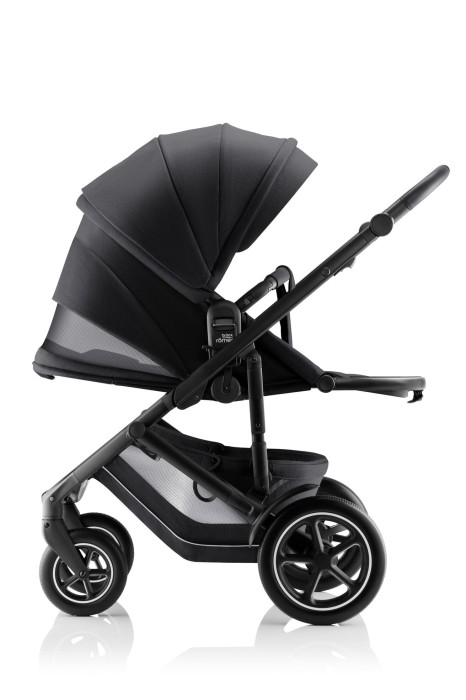 Spacerówka Britax Römer SMILE 5Z Carbon Black z funkcją leżenia i otwartym okienkiem wentylacyjnym.