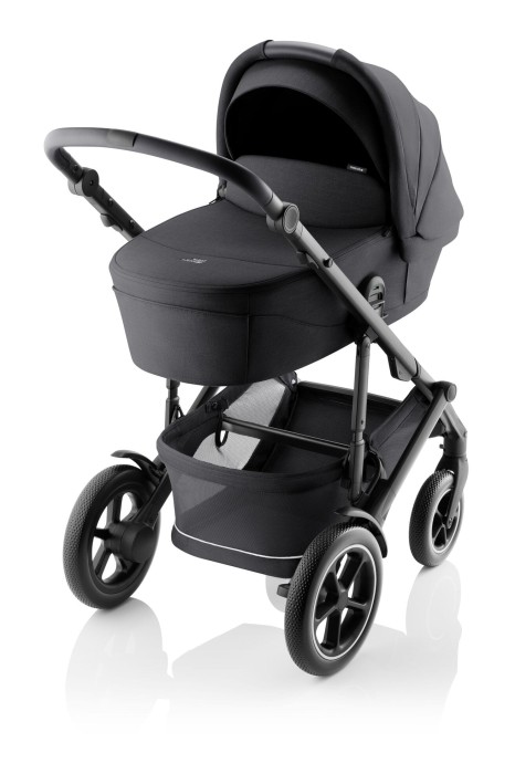 Britax Römer SMILE 5Z Carbon Black – gondola na ramie wózka z widoczną dużą budką przeciwsłoneczną.