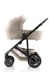 Britax Römer Smile 5Z Teak – gondola w ciepłym kolorze teak na stelażu matt black z brązową rączką.