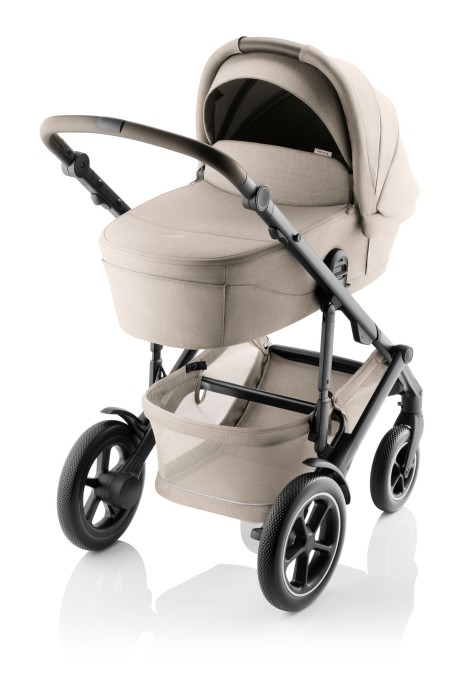 Wózek Smile 5Z Teak – gondola w kolorze jasnego beżu z brązową rączką, lekki kontrast ze stelażem matt black.