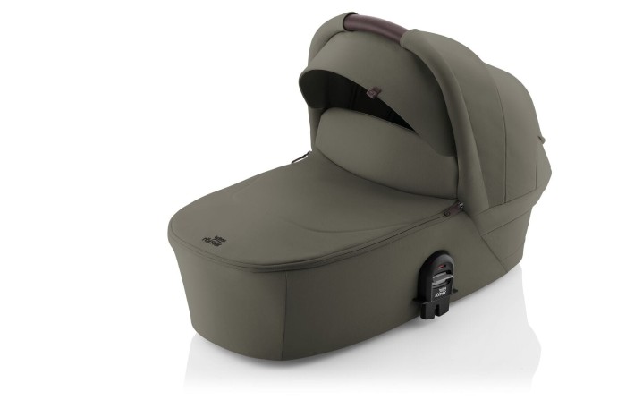 Britax Römer SMILE 5Z – gondola Hard Carrycot w kolorze Urban Olive z brązową rączką, widok boczny.