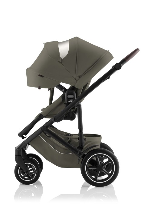 Britax Römer SMILE 5Z – spacerówka Urban Olive z rozsuniętą budką, stelaż Matt Black i brązowa rączka.