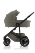 Britax Römer SMILE 5Z – gondola Hard Carrycot w kolorze Urban Olive na ramie Matt Black z brązową rączką, widok z boku.