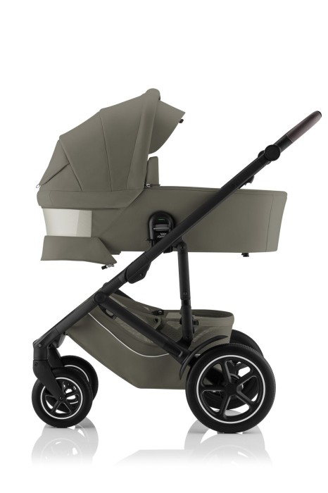 Britax Römer SMILE 5Z – gondola Urban Olive z odsłoniętym okienkiem wentylacyjnym, stelaż Matt Black i brązowa rączka.