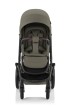Britax Römer SMILE 5Z – spacerówka Urban Olive w widoku pod lekkim kątem, rama Matt Black, rączka brązowa.