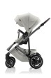 Britax Römer Smile 5Z spacerówka w kolorze Linen Grey, ustawiona przodem do rodzica, z brązową rączką, widok z boku.