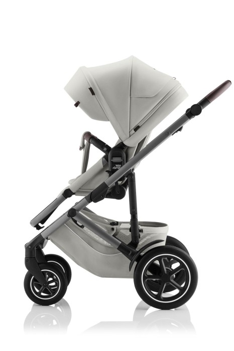 Britax Römer Smile 5Z spacerówka w kolorze Linen Grey, ustawiona przodem do rodzica, z brązową rączką, widok z boku.