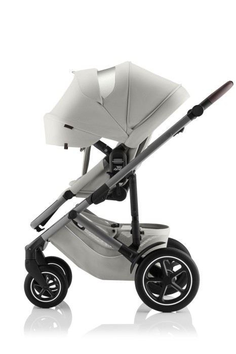 Britax Römer Smile 5Z spacerówka Linen Grey, daszek maksymalnie rozłożony, widok z boku.