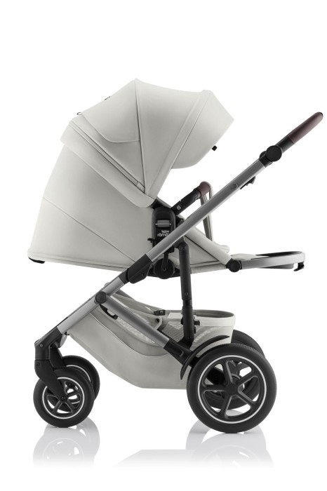 Britax Römer Smile 5Z spacerówka Linen Grey w pozycji leżącej, daszek rozłożony, widok z boku.