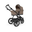 Wózek Thule Urban Glide 3 2w1 z gondolą w kolorze Tinted Taupe, widok od tyłu – solidna rama i duże koła terenowe.