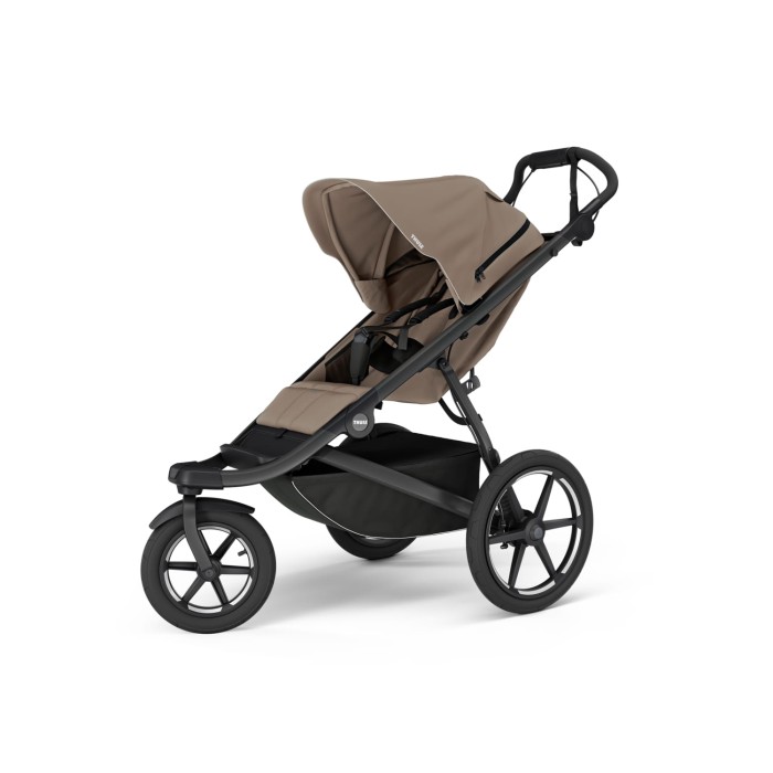 Wózek spacerowy Thule Urban Glide 3 Limited Edition Tinted Taupe, ujęcie izometryczne z dużymi kołami