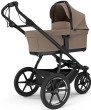 Wózek Thule Urban Glide 3 2w1 Tinted Taupe z gondolą – solidna konstrukcja z dużymi kołami, widok od tyłu.