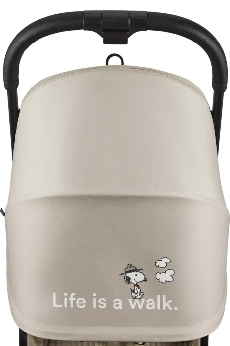 Detal budki wózka Easywalker Jackey S Peanuts Easy. Na materiale nadruk Snoopy i hasło „Life is a walk”, charakterystyczny element kolekcji Peanuts Easy.