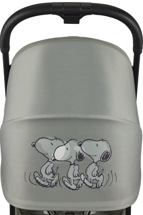 Detal budki wózka Easywalker Rockey S Peanuts Iconic. Na materiale grafika z trzema postaciami Snoopy, podkreślająca unikalny charakter edycji Iconic.