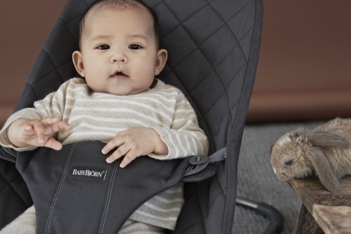 baby-bjorn-lezaczek-antracytowy-2.jpg