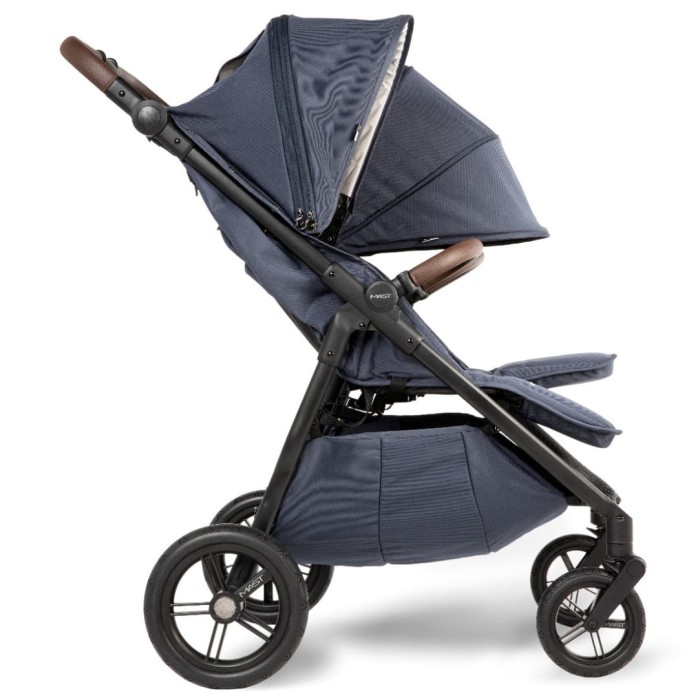 wózek dziecięcy mast m.twin x - rok po roku lub dla bliźniąt - kolor blueberry - wersja z dwoma siedziskami - widok od boku - regulacja budek i podnóżków