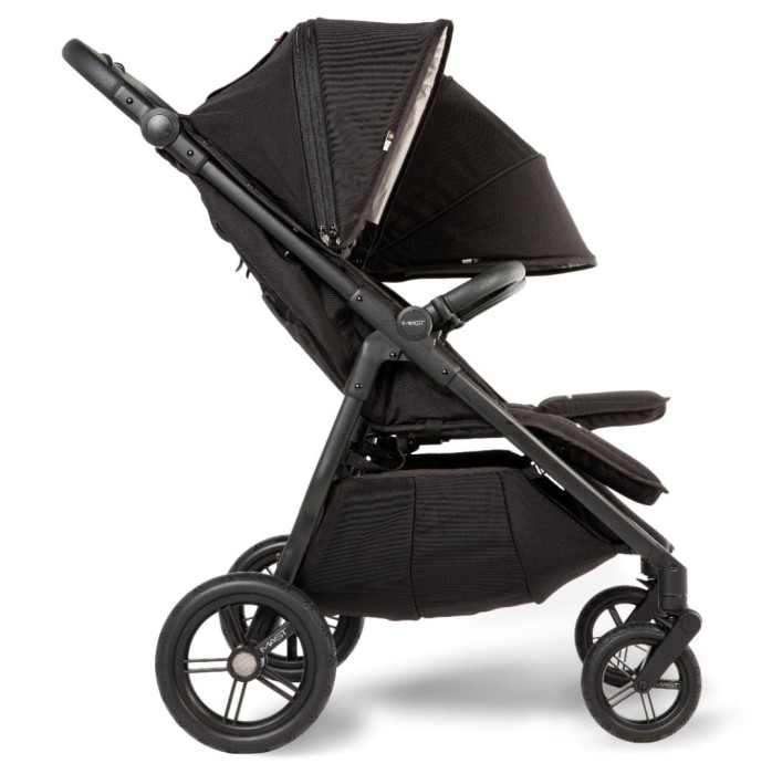 mast m.twin x - wózek bliźniaczy - wersja spacerowa - widok od boku - regulacja podnóżka, wydłużana budka - kolor onyx
