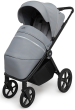 Wózek spacerowy Muuvo Go w kolorze Steel z osłonką na nóżki i rozłożoną budką przeciwsłoneczną, widok z przodu.