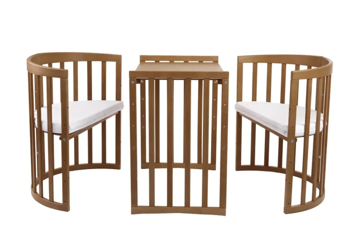 Zestaw Waldin 7w1 Owal-V Vintage przekształcony w stolik z dwoma krzesełkami. Każdy element wykonany z drewna w kolorze vintage, z białymi materacykami na siedziskach.