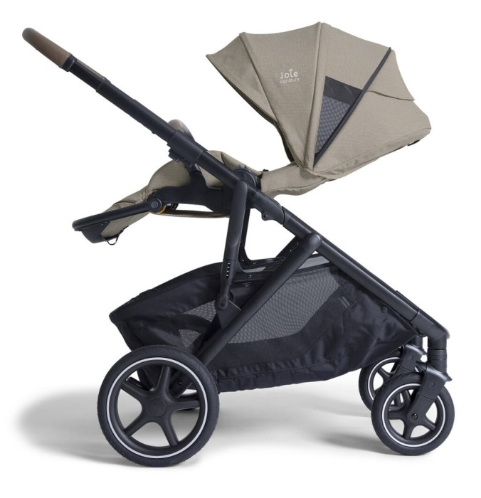 joie versiti - kolekcja signature - wózek spacerowy - wersja pojedyncza - kolor sandstone - oparcie rozłożone na płasko - przedłużona budka - tyłem do kierunku jazdy - widok od boku