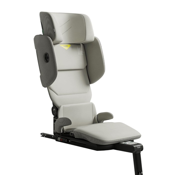 Fotel samochodowy Axkid Up w kolorze Beachgrass Beige, widok z boku. Zdjęcie przedstawia ergonomiczną konstrukcję fotelika typu booster, z regulowanym zagłówkiem i wysuniętą bazą ISOFIX.