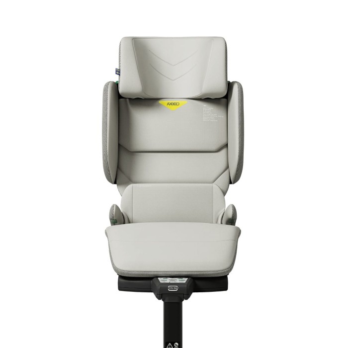 Fotel samochodowy Axkid Up w kolorze Beachgrass Beige, widok z przodu. Zdjęcie prezentuje logo marki i intuicyjny system prowadzenia pasa, co zwiększa bezpieczeństwo montażu tego fotelika booster.