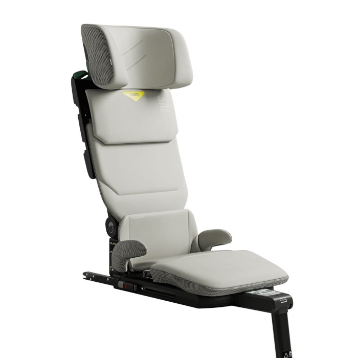 Boczny widok fotela Axkid Up w kolorze Beachgrass Beige. Zdjęcie przedstawia fotelik z wysuniętym zagłówkiem i złożoną bazą montażową, gotowy do instalacji za pomocą 3-punktowego pasa bezpieczeństwa.