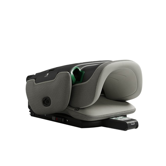 Złożony fotelik samochodowy Axkid Up w kolorze Beachgrass Beige. Zdjęcie pokazuje kompaktowy rozmiar fotela dzięki funkcji QuickFold™, co ułatwia jego przechowywanie i transport.