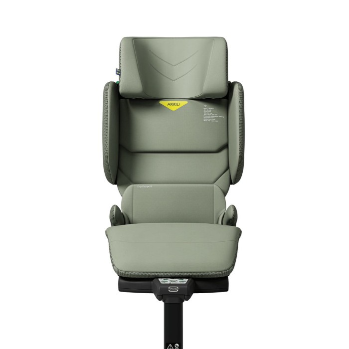 Fotel samochodowy Axkid Up, widok z przodu. Zdjęcie pokazuje zagłówek z logo marki, a także idealne dopasowanie pasa, dzięki czemu ten fotelik booster jest niezwykle bezpieczny.