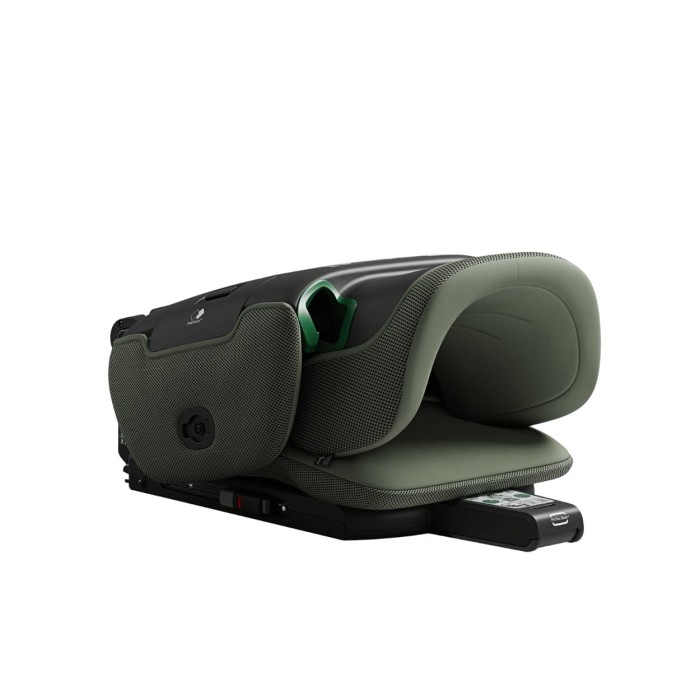 Fotelik samochodowy Axkid Up w kolorze Nordic Bloom Green w pozycji złożonej. Zdjęcie podkreśla funkcję QuickFold™, która ułatwia przechowywanie i transport fotelika.