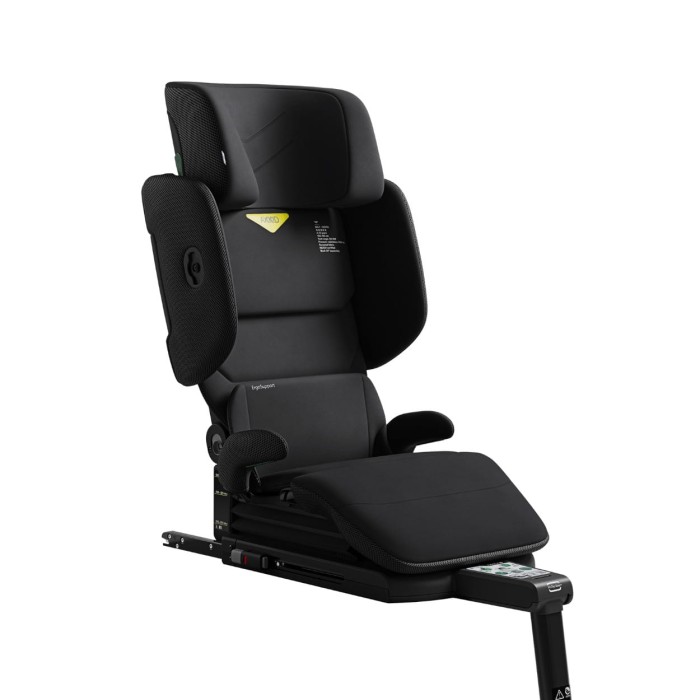 Boczny widok fotelika Axkid Up w eleganckim kolorze Coastal Storm Black. Fotelik prezentuje swoją regulowaną konstrukcję, idealnie dopasowującą się do rosnącego dziecka.