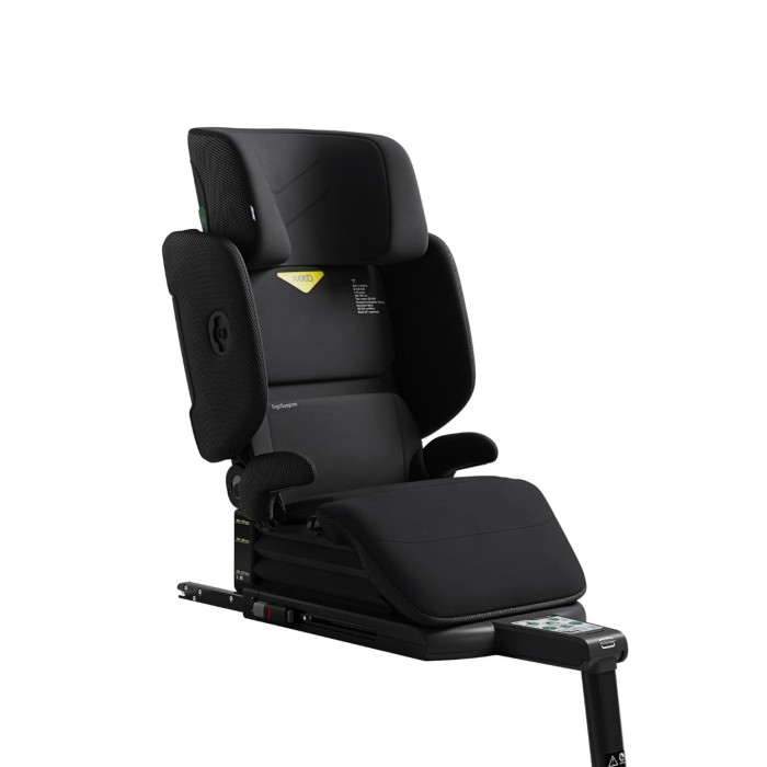 Fotel samochodowy Axkid Up w kolorze Coastal Storm Black z całkowicie wysuniętym zagłówkiem. Zdjęcie ilustruje funkcję regulacji fotelika, który zapewnia bezpieczną jazdę dla dzieci do 150 cm wzrostu.