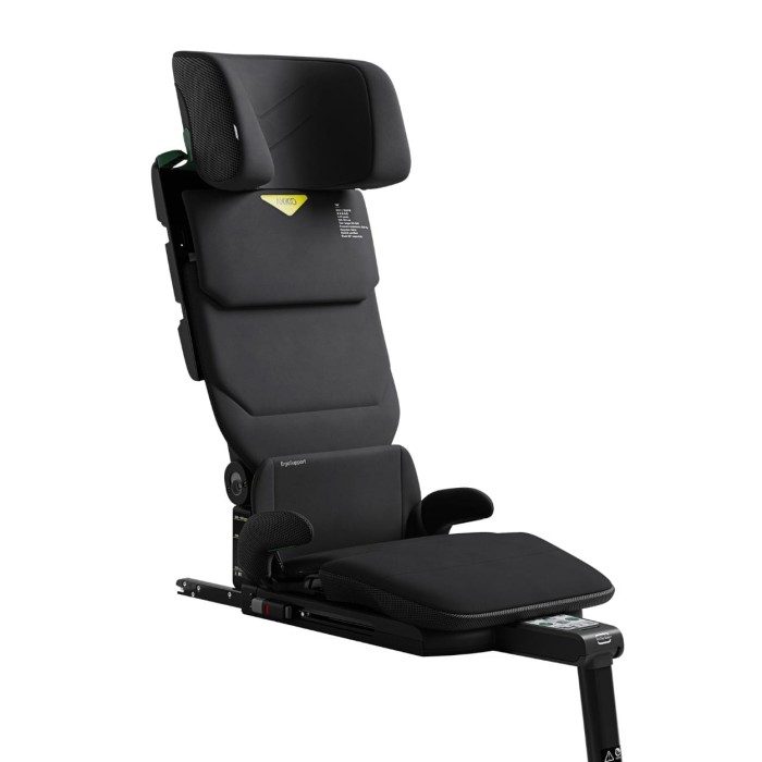 Boczny widok fotela Axkid Up w kolorze Coastal Storm Black. Zdjęcie przedstawia fotelik z wysuniętym zagłówkiem i złożoną bazą montażową, przygotowany do instalacji za pomocą 3-punktowego pasa samochodowego.