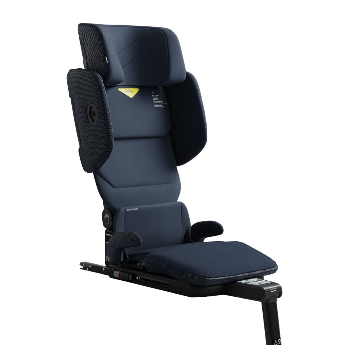 Fotel samochodowy Axkid Up w kolorze Glacier Lake Blue, widok z boku. Zdjęcie przedstawia ergonomiczną konstrukcję fotelika typu booster, z regulowanym zagłówkiem i wysuniętą bazą ISOFIX.