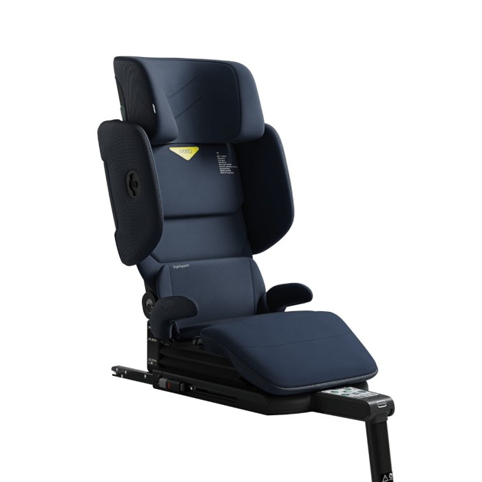 Boczny widok fotelika Axkid Up w eleganckim kolorze Glacier Lake Blue. Zdjęcie podkreśla regulowaną konstrukcję, która zapewnia idealne dopasowanie do rosnącego dziecka, zwiększając komfort i bezpieczeństwo.