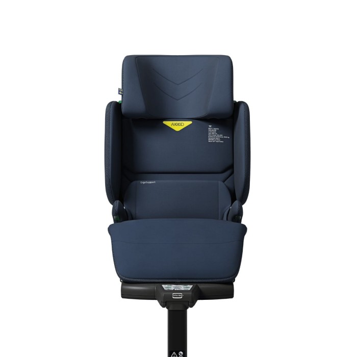 Fotel samochodowy Axkid Up w kolorze Glacier Lake Blue, widok z przodu. Zdjęcie prezentuje logo marki i intuicyjny system prowadzenia pasa, co zwiększa bezpieczeństwo montażu tego fotelika booster.