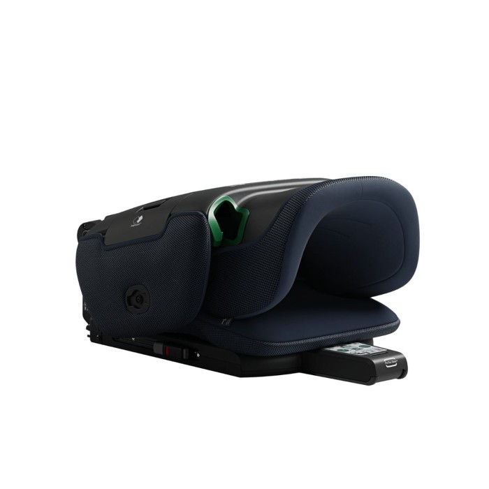 Złożony fotelik samochodowy Axkid Up w kolorze Glacier Lake Blue. Zdjęcie pokazuje kompaktowy rozmiar fotela dzięki funkcji QuickFold™, co ułatwia jego przechowywanie i transport.