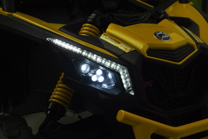 TOYZ MAVERICK -pojazd dla 3 latka  - kolor YELLOW - zdjęcie przednich lamp LED