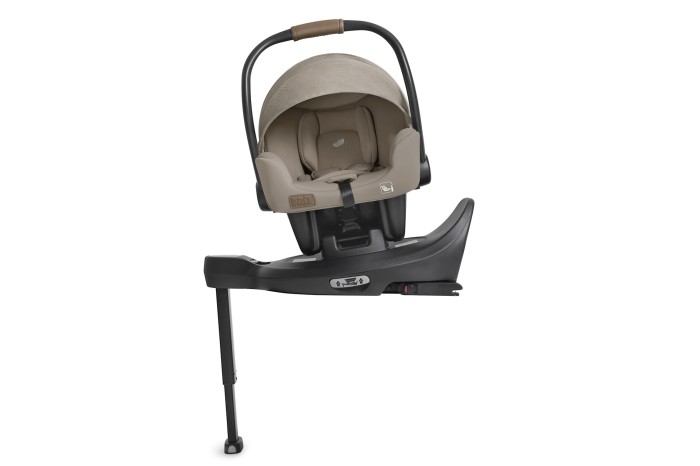 Joie i-Starter w kolorze Sandstone z bazą ISOFIX Encore - fotelik obrórony na bazie forntem