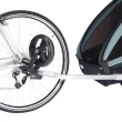 Thule Coaster XT kolor Jasnoniebieski - zdjęcie przyczepki podpiętej do roweru
