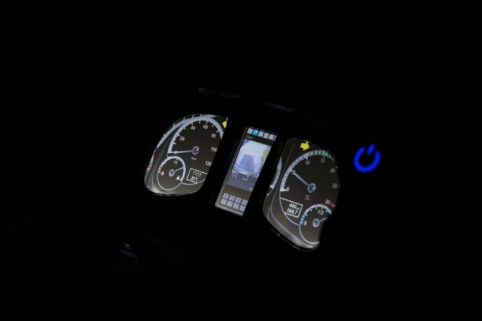 Auto na akumulator Mercedes-Benz Zetros dla dzieci Czerwony + 2-osobowy + Bagażnik + Pilot-19 7076 
